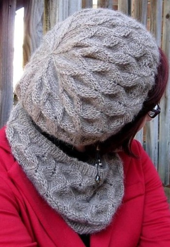 Alna Hat & Cowl by Susanna IC; Artqualia Designs; Photo &copy; Artqualia